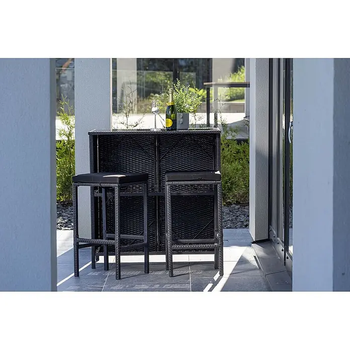 Ebuy24 Gartentisch-Set Knock - Gesamtumfang: 3 -tlg., L x B x H: 60 x 100 x 105 cm, Ø x H: 60 x 105 cm, Korbmöbel, Stapelbar - Schwarze Polyrattan-Bartischgarnitur mit zwei Hockern auf der Terrasse, mit Sektflasche und Glas.