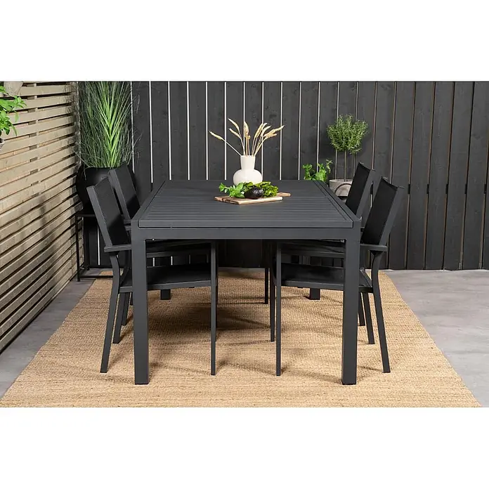 Ebuy24 Gartentisch-Set Marbella - Gesamtumfang: 5 -tlg., L x B x H: 100 x 160 x 75 cm, Ø x H: 100 x 75 cm, Aluminium, Stapelbar - Gartenset aus anthrazitfarbenem Aluminium mit quadratischem Tisch und vier Stühlen, auf einem gewebten Teppich auf der Terrasse.