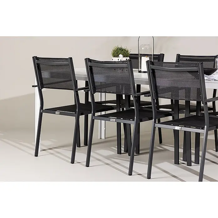 Ebuy24 Gartentisch-Set Break - Gesamtumfang: 7 -tlg., L x B x H: 205 x 90 x 75 cm, Ø x H: 90 x 75 cm, Aintwood Aluminium Textil, Stapelbar - Schwarze Outdoor-Essstühle aus Metall mit Netzsitzen und -lehnen, um einen weißen Tisch angeordnet.