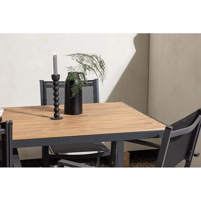 Ebuy24 Gartentisch-Set Break - Gesamtumfang: 5 -tlg., L x B x H: 90 x 150 x 74 cm, Ø x H: 90 x 74 cm, Textil Aluminum, Stapelbar - Ein Esstisch für den Außenbereich mit Lattenplatte aus Holz und dunklem Metallrahmen, umgeben von Stühlen, auf einer Terrasse.