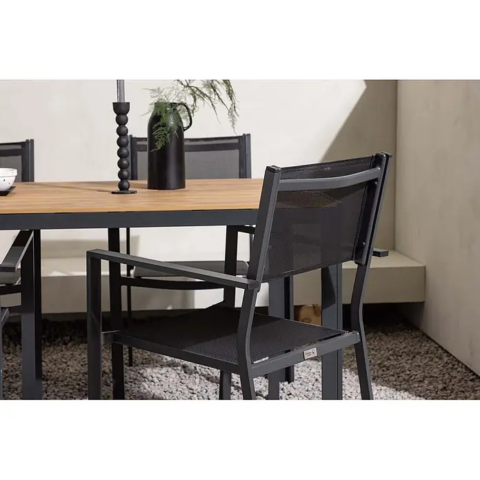 Ebuy24 Gartentisch-Set Break - Gesamtumfang: 5 -tlg., L x B x H: 90 x 150 x 74 cm, Ø x H: 90 x 74 cm, Textil Aluminum, Stapelbar - Schwarzer Metall-Gartenstuhl mit Netzrückenlehne und Sitzfläche, an einem Holztisch.