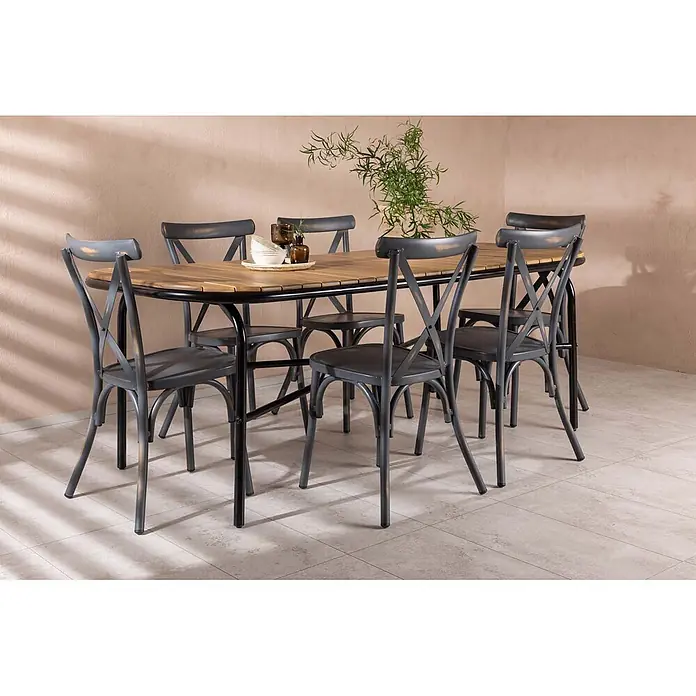 Ebuy24 Gartentisch-Set Holmbeck - Gesamtumfang: 7 -tlg., L x B x H: 90 x 200 x 75 cm, Ø x H: 90 x 75 cm, Aluminium Akazie, Stapelbar - Ein ovaler Esstisch aus Holz mit schwarzem Metallrahmen, umgeben von sechs koptatierten dunkelgrauen Metallstühlen, in einem Raum mit Pflanze.