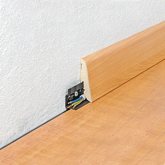 Profiles and more Leistenclip Clip-Fit CH23 - 10 Stk. - Sockelleiste mit Kabelkanal. Die Sockelleiste ist aus Holz und hat einen Kabelkanal für die Kabel.
