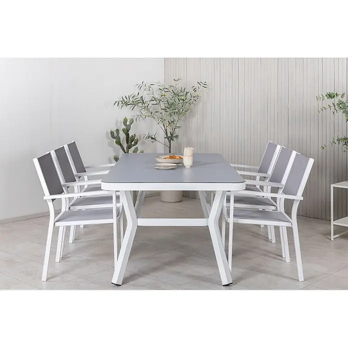 Ebuy24 Gartentisch-Set Virya - Gesamtumfang: 7 -tlg., L x B x H: 100 x 200 x 74 cm, Ø x H: 100 x 74 cm, 100 % PVC, Aluminium Aluminium, Glas, Schnur, Stapelbar - Modernes Outdoor-Essset für sechs Personen: grauer rechteckiger Tisch mit weißen Beinen und passende Stühle.