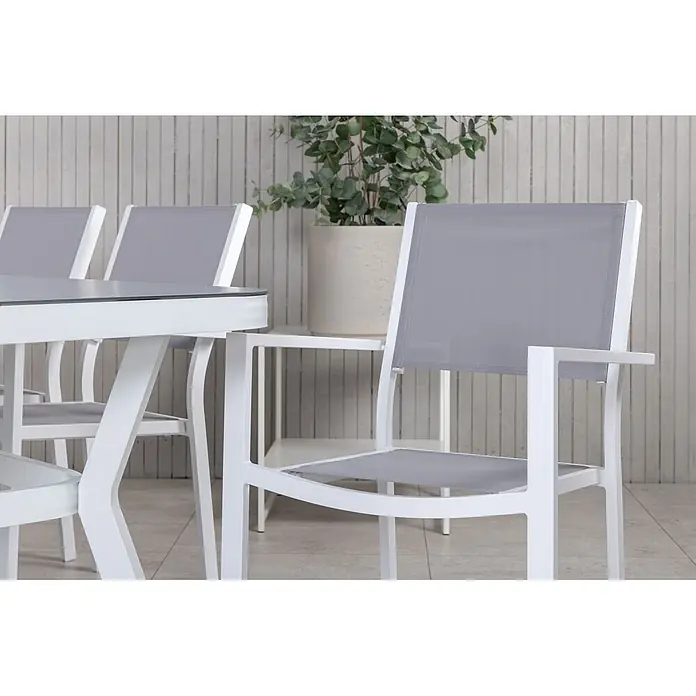 Ebuy24 Gartentisch-Set Virya - Gesamtumfang: 7 -tlg., L x B x H: 100 x 200 x 74 cm, Ø x H: 100 x 74 cm, 100 % PVC, Aluminium Aluminium, Glas, Schnur, Stapelbar - Weißer Gartentisch mit Glasplatte und passenden Stühlen mit grauen Netzbezügen für den Außenbereich.