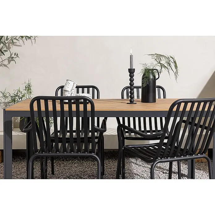 Ebuy24 Gartentisch-Set Break - Gesamtumfang: 5 -tlg., L x B x H: 150 x 90 x 74 cm, Ø x H: 90 x 74 cm, Aintwood Aluminium, Stapelbar - Essgruppe für draußen mit Holztisch, schwarzem Metallgestell und schwarzen Stühlen aus Metalllamellen, dekoriert für den Außenbereich.