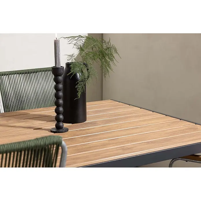 Ebuy24 Gartentisch-Set Break - Gesamtumfang: 5 -tlg., L x B x H: 150 x 90 x 74 cm, Ø x H: 90 x 74 cm, Stahl Aluminum, Stapelbar - Gartentisch mit Holzlattenplatte, dunklem Gestell, grünen Korbstühlen, schwarzem Kerzenständer, grauer Kerze und schwarzer Vase mit grünen Pflanzen.