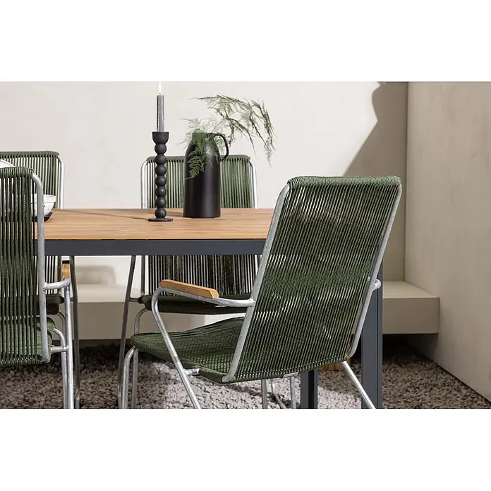 Ebuy24 Gartentisch-Set Break - Gesamtumfang: 5 -tlg., L x B x H: 150 x 90 x 74 cm, Ø x H: 90 x 74 cm, Stahl Aluminum, Stapelbar - Outdoor-Esszimmerstuhl mit grünem Seilgeflecht, silbernem Metallrahmen und Holzarmlehnen, an einem Holztisch.