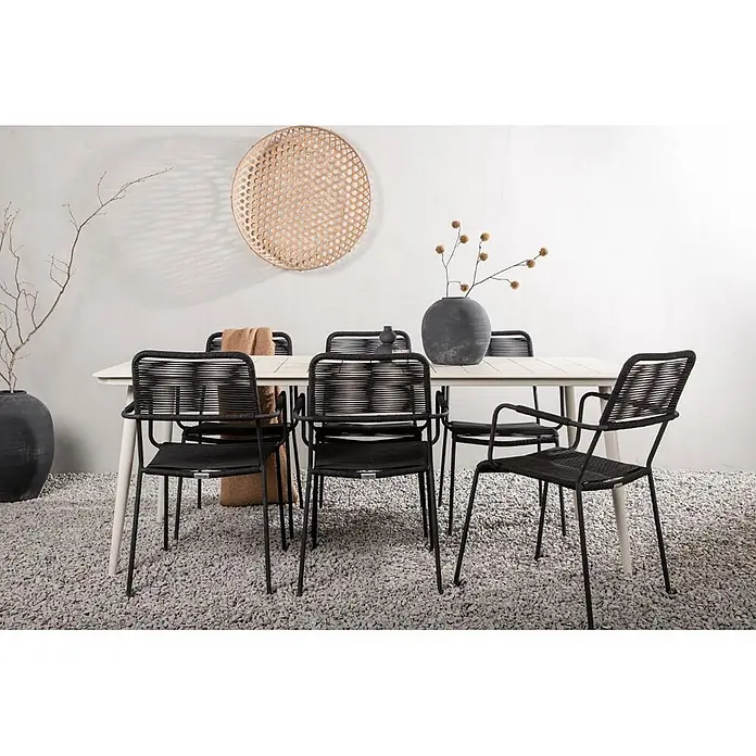Ebuy24 Gartentisch-Set Lina - Gesamtumfang: 7 -tlg., L x B x H: 90 x 200 x 75 cm, Ø x H: 90 x 75 cm, Aluminium, Stapelbar - Eine Outdoor-Essgruppe mit hellem Tisch und sechs schwarzen geflochtenen Seilstühlen auf Kies.