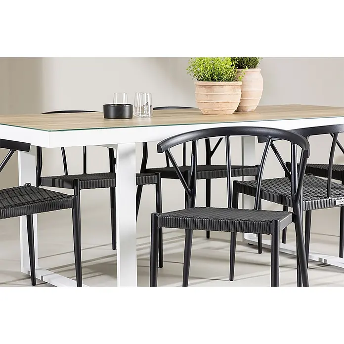 Ebuy24 Gartentisch-Set MerloStina - Gesamtumfang: 7 -tlg., L x B x H: 90 x 200 x 75 cm, Ø x H: 90 x 75 cm, Aluminium, Stapelbar - Modernes Outdoor-Essset mit weißem Tischgestell, Holzplatte und schwarzen Korbstühlen.