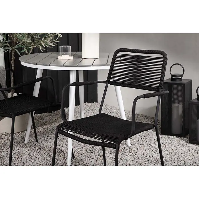 Ebuy24 Gartentisch-Set Break - Gesamtumfang: 3 -tlg., L x B x H: 90 x 90 x 74 cm, Ø x H: 90 x 74 cm, Seil Nonwood, Stapelbar - Schwarze Gartenstühle aus geflochtener Kordel mit Metallgestell, auf Kies mit grauem Lamellentisch.