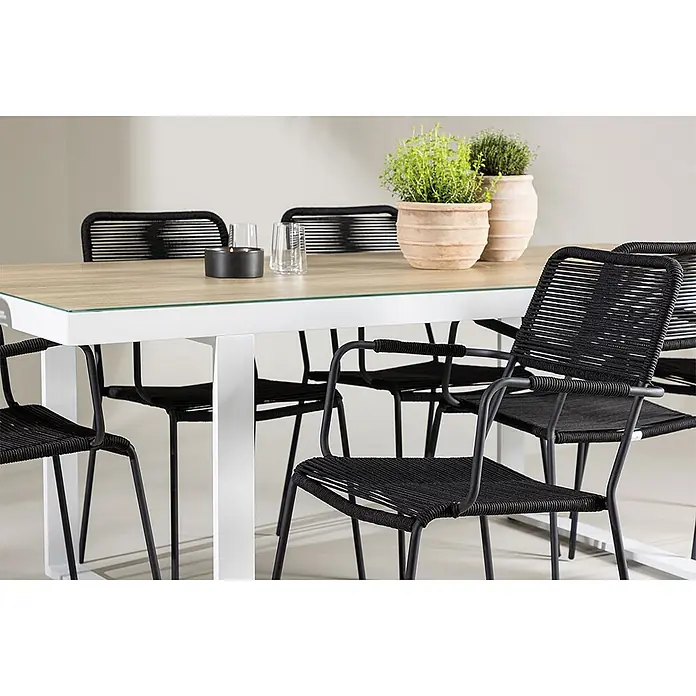 Ebuy24 Gartentisch-Set Merlo - Gesamtumfang: 7 -tlg., L x B x H: 90 x 200 x 75 cm, Ø x H: 90 x 75 cm, Aluminium Polyesterseil Stahl, Stapelbar - Essgruppe für den Außenbereich mit hellem Holztisch, Glasplatte und weißem Gestell, umgeben von schwarzen Seilstühlen.