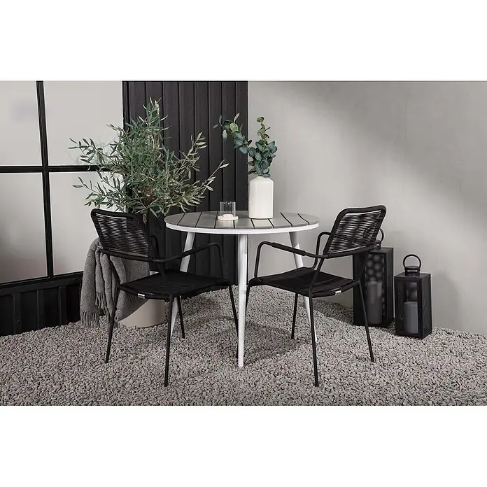Ebuy24 Gartentisch-Set Break - Gesamtumfang: 3 -tlg., L x B x H: 90 x 90 x 74 cm, Ø x H: 90 x 74 cm, Seil Nonwood, Stapelbar - Outdoor-Bistro-Set mit zwei schwarzen Geflechtsesseln und einem runden, grauen Lamellentisch auf einem Kies-Patio.