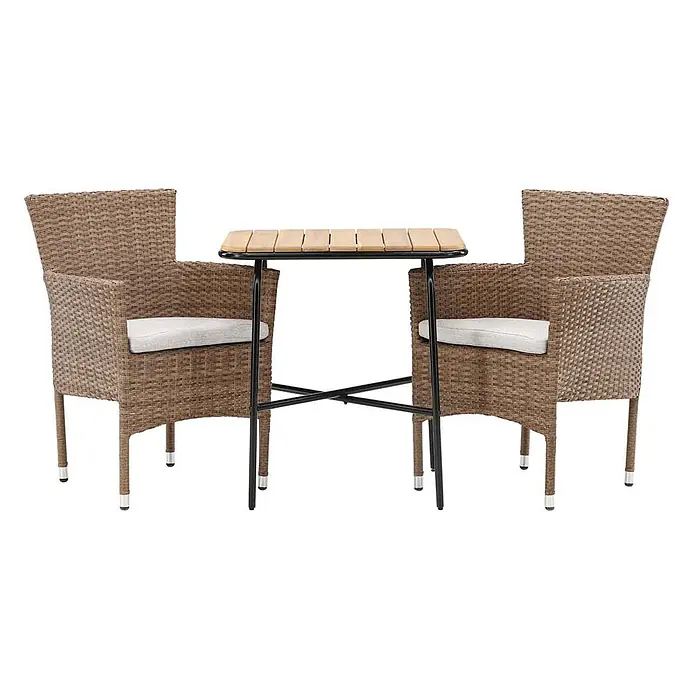 Ebuy24 Gartentisch-Set Holmbeck - Gesamtumfang: 3 -tlg., L x B x H: 70 x 88 x 74 cm, Ø x H: 88 x 74 cm, Aluminium Akazie, Stapelbar - Braunes Polyrattan-Bistroset mit zwei Stühlen, hellen Kissen und einem Holztisch, alle mit schwarzem Metallgestell.
