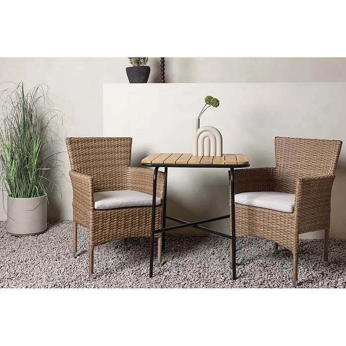 Ebuy24 Gartentisch-Set Holmbeck - Gesamtumfang: 3 -tlg., L x B x H: 70 x 88 x 74 cm, Ø x H: 88 x 74 cm, Aluminium Akazie, Stapelbar - Outdoor-Bistroset: braune Rattan-Stühle mit hellen Kissen, Holztisch mit schwarzem Metallrahmen.