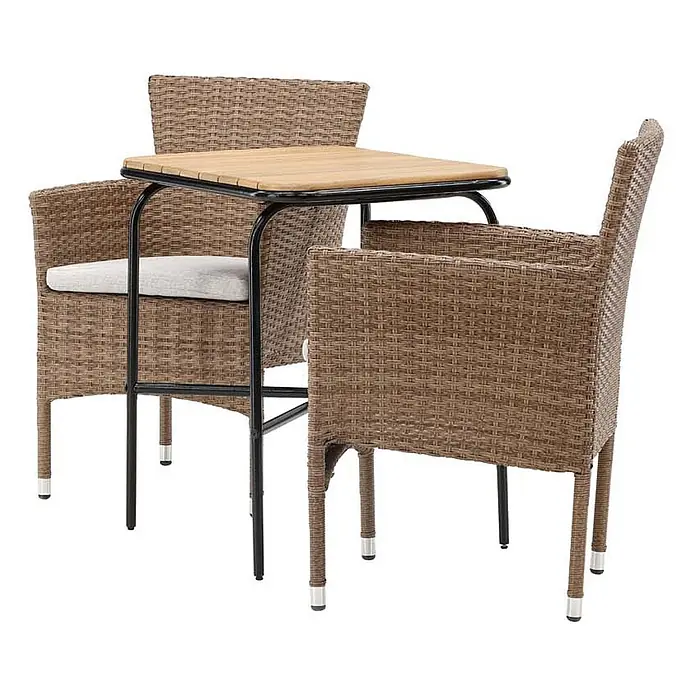 Ebuy24 Gartentisch-Set Holmbeck - Gesamtumfang: 3 -tlg., L x B x H: 70 x 88 x 74 cm, Ø x H: 88 x 74 cm, Aluminium Akazie, Stapelbar - Braunes Outdoor-Bistroset aus Polyrattan mit quadratischem Holztisch und zwei Stühlen, einer mit hellem Kissen.