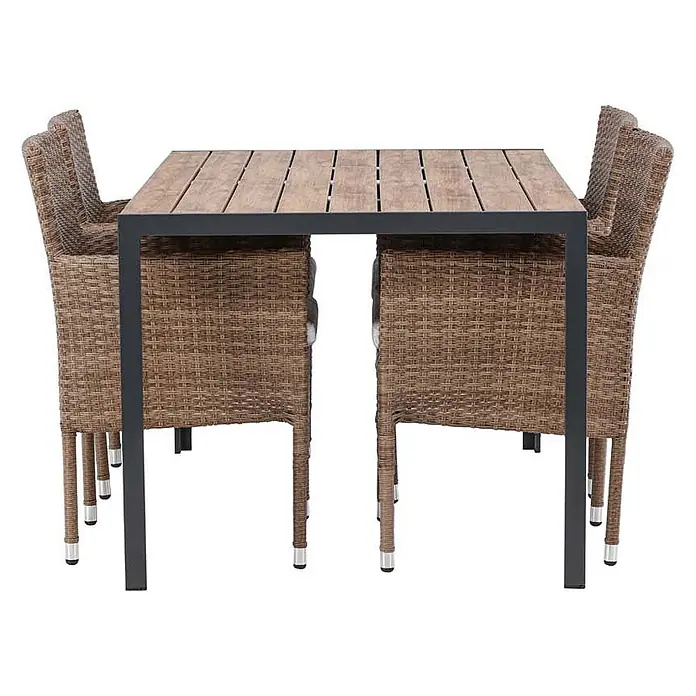 Ebuy24 Gartentisch-Set Break - Gesamtumfang: 5 -tlg., L x B x H: 90 x 150 x 74 cm, Ø x H: 90 x 74 cm, Aluminium, Stapelbar - Quadratische Outdoor-Essgruppe mit Holzlatten-Tischplatte und dunklem Gestell, umgeben von vier braunen Korbstühlen.