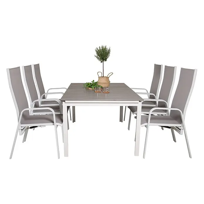 Ebuy24 Gartentisch-Set Levels - Gesamtumfang: 7 -tlg., L x B x H: 100 x 160 x 75 cm, Ø x H: 100 x 75 cm, 30 % Polyester, 70 % PVC, Aluminium, Textil Aintwood, Aluminium, Stapelbar - Garten-Essgruppe: Weißer Tisch mit grauer Lamellenplatte und sechs weiß-grauen, verstellbaren Stühlen mit Armlehnen, dekoriert mit Pflanzen und Gläsern.