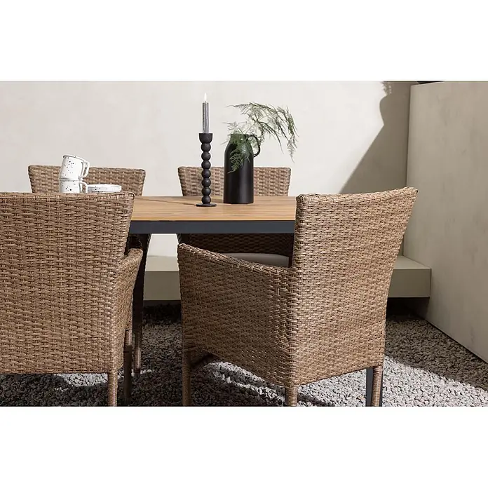 Ebuy24 Gartentisch-Set Break - Gesamtumfang: 5 -tlg., L x B x H: 90 x 150 x 74 cm, Ø x H: 90 x 74 cm, Aluminium, Stapelbar - Braune Rattan-Gartenstühle und ein Holztisch auf einer Kiesterrasse mit Kerze und Pflanzen-Mittelstück.