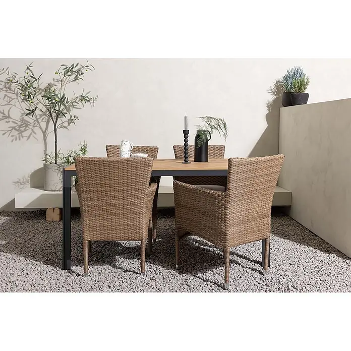 Ebuy24 Gartentisch-Set Break - Gesamtumfang: 5 -tlg., L x B x H: 90 x 150 x 74 cm, Ø x H: 90 x 74 cm, Aluminium, Stapelbar - Essgruppe für draußen mit braunen Korbstühlen und Holztisch auf Kies für Mahlzeiten im Freien.