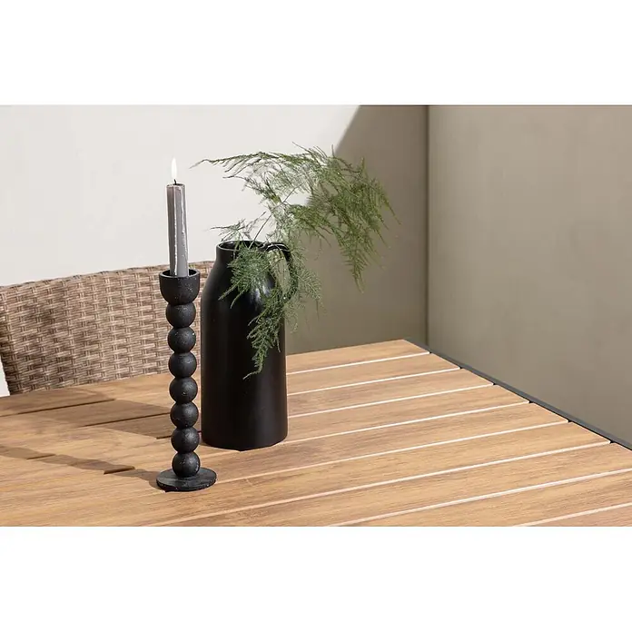 Ebuy24 Gartentisch-Set Break - Gesamtumfang: 5 -tlg., L x B x H: 90 x 150 x 74 cm, Ø x H: 90 x 74 cm, Aluminium, Stapelbar - Schwarzer Kerzenständer mit grauer Kerze und schwarze Vase mit Grünzeug auf einem Holztisch.