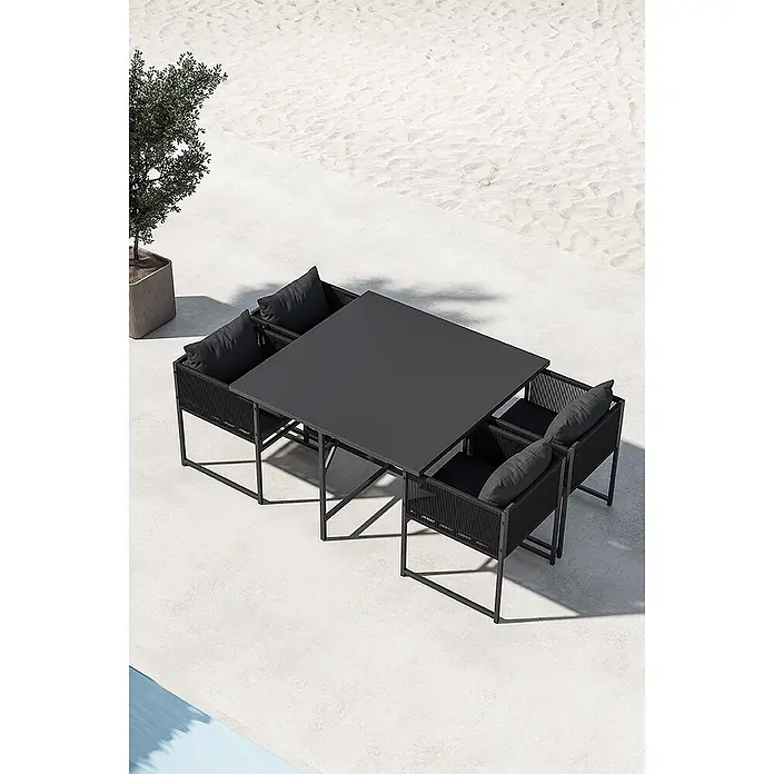 Ebuy24 Gartentisch-Set Noto - Gesamtumfang: 3 -tlg., L x B x H: 120 x 120 x 73 cm, Ø x H: 120 x 73 cm, GlasStahl, Stapelbar - Schwarzes Outdoor-Esszimmer-Set mit rechteckigem Tisch und vier Stühlen, schwarzen Kissen, auf einer modernen Terrasse.