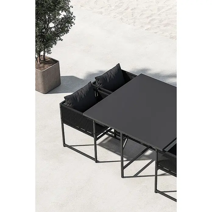 Ebuy24 Gartentisch-Set Noto - Gesamtumfang: 3 -tlg., L x B x H: 120 x 120 x 73 cm, Ø x H: 120 x 73 cm, GlasStahl, Stapelbar - Dunkelgrauer Outdoor-Esstisch mit schwarzen Stühlen und Kissen. Die Stühle haben geflochtene schwarze Seiten.