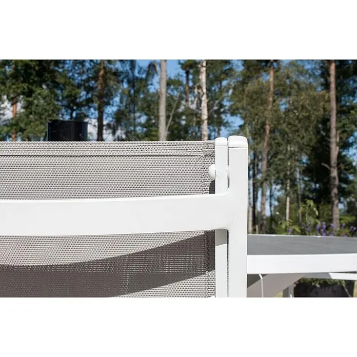 Ebuy24 Gartentisch-Set Parma - Gesamtumfang: 7 -tlg., L x B x H: 140 x 140 x 73 cm, Ø x H: 140 x 73 cm, Aintwood, Stapelbar - Weißer Outdoor-Liegestuhl mit hellgrauem, gewebtem Stoffbezug.