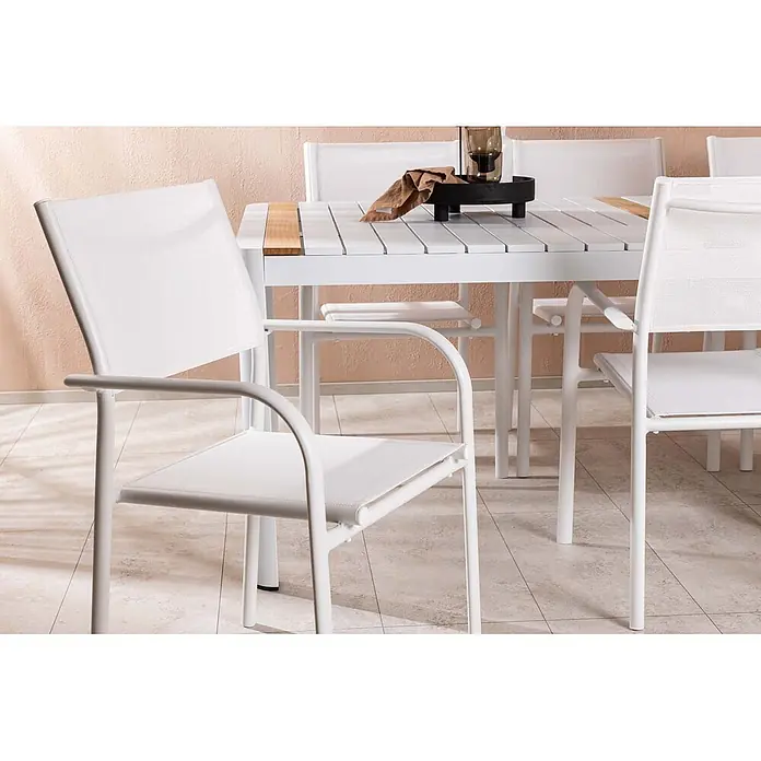 Ebuy24 Gartentisch-Set Togo - Gesamtumfang: 7 -tlg., L x B x H: 100 x 200 x 75 cm, Ø x H: 100 x 75 cm, Aluminium, Stapelbar - Weißes Outdoor-Essgruppe aus Metall mit Mesh-Stühlen und Latten-Tisch mit Holzdetails auf einer Terrasse.