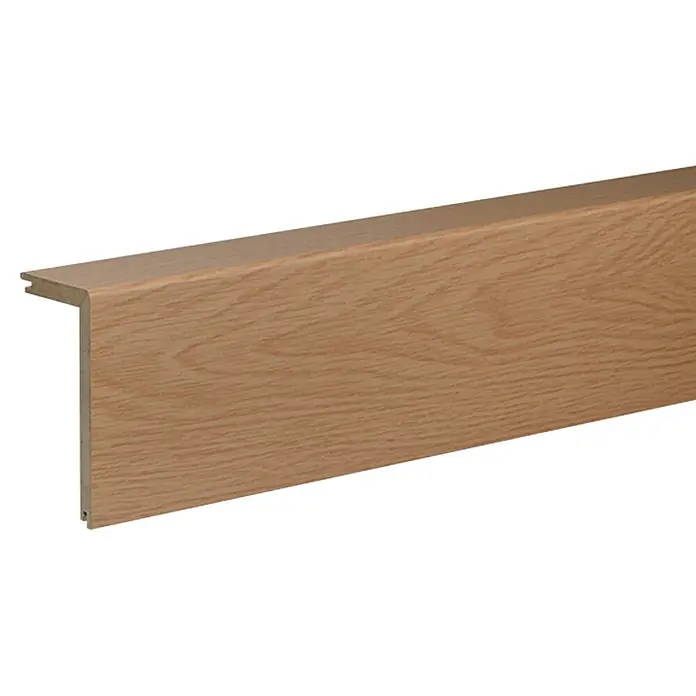 Profiles and more Abdeckleiste - 240 cm x 41 mm x 91 mm, Eiche - Detailansicht einer Treppenkantenprofil in Holzoptik. Das Profil schützt Treppenstufen und verleiht dem Raum ein stilvolles Aussehen.
