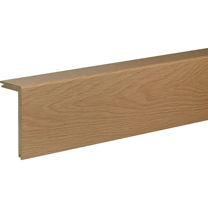 Profiles and more Abdeckleiste - 240 cm x 41 mm x 91 mm, Eiche - Detailansicht einer Treppenkantenprofil in Holzoptik. Das Profil schützt Treppenstufen und verleiht dem Raum ein stilvolles Aussehen.
