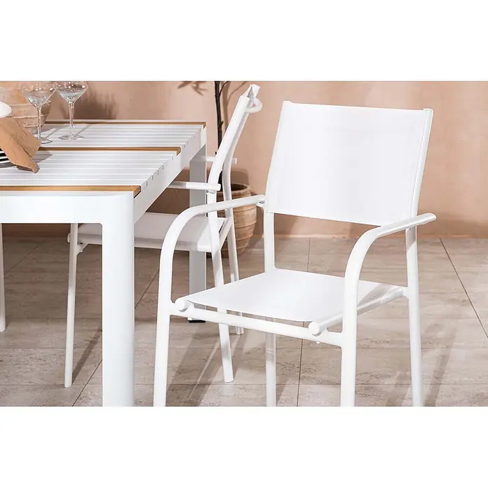 Ebuy24 Gartentisch-Set Togo - Gesamtumfang: 5 -tlg., L x B x H: 90 x 150 x 75 cm, Ø x H: 90 x 75 cm, Aluminium, Stapelbar - Weißes Outdoor-Essset mit einem Lattenrosttisch mit Holzakzenten und passenden Stühlen mit Netzsitzen und -lehnen, auf einer Terrasse präsentiert.