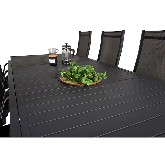 Ebuy24 Gartentisch-Set Marbella - Gesamtumfang: 9 -tlg., L x B x H: 100 x 160 x 75 cm, Ø x H: 100 x 75 cm, 30 % Polyester, 70 % PVC, Aluminium, Textil Aluminium, Stapelbar - Dunkelgrauer Gartentisch mit Lattenrost und passenden Stühlen, gedeckt für eine Mahlzeit.