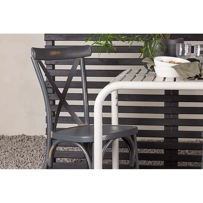 Ebuy24 Gartentisch-Set Borneo - Gesamtumfang: 3 -tlg., L x B x H: 70 x 70 x 75 cm, Ø x H: 70 x 75 cm, Aluminium, Stapelbar - Dunkelgrauer Metallstuhl im Used-Look mit Kreuzrücken, ideal für den Außenbereich.
