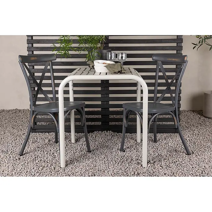 Ebuy24 Gartentisch-Set Borneo - Gesamtumfang: 3 -tlg., L x B x H: 70 x 70 x 75 cm, Ø x H: 70 x 75 cm, Aluminium, Stapelbar - Outdoor-Bistro-Set mit weißem Lattenrosttisch und zwei grauen Metallstühlen auf Kies.