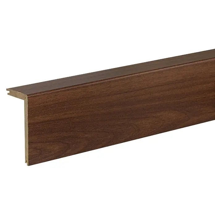 Profiles and more Abdeckleiste - 240 cm x 41 mm x 91 mm, Nussbaum - Detailaufnahme eines braunen Laminatübergangsprofils, das eine glatte und ästhetische Verbindung zwischen Bodenbelägen schafft.