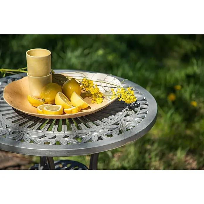 Ebuy24 Gartentisch-Set Nandin - Gesamtumfang: 3 -tlg., L x B x H: 60 x 60 x 73 cm, Ø x H: 60 x 73 cm, Aluminium, Stapelbar - Grauer Metall-Outdoor-Tisch mit dekorativer Blattmuster-Tischplatte.