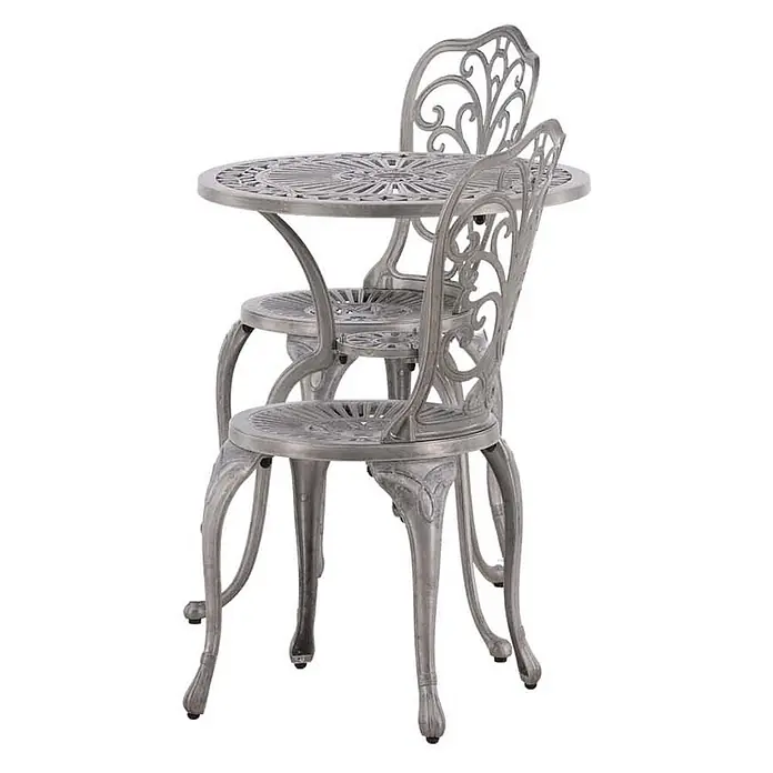 Ebuy24 Gartentisch-Set Nandin - Gesamtumfang: 3 -tlg., L x B x H: 60 x 60 x 73 cm, Ø x H: 60 x 73 cm, Aluminium, Stapelbar - Graues Garten-Bistrotisch-Set aus Aluminiumguss mit einem verzierten runden Tisch und zwei passenden Stühlen.