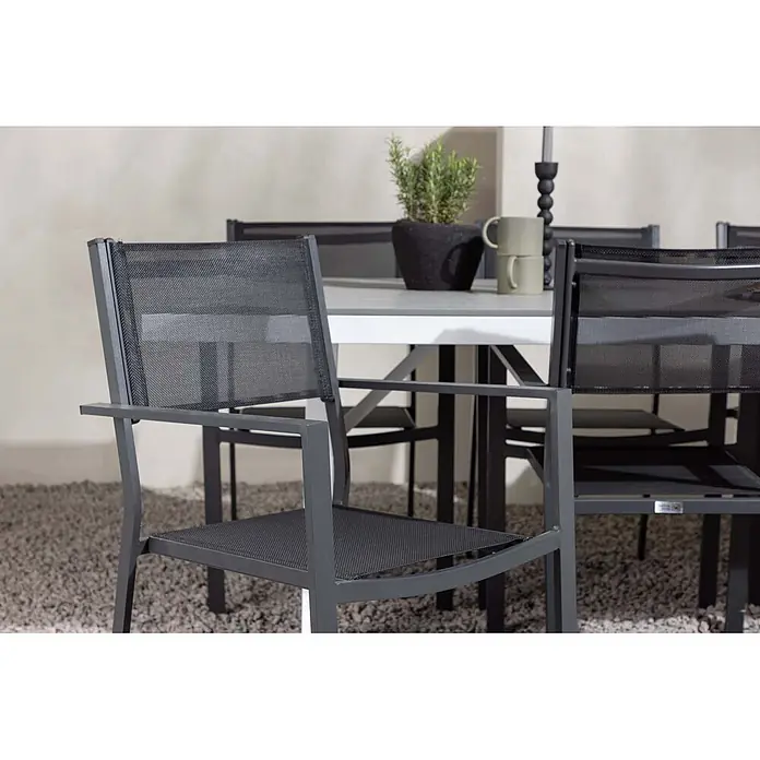 Ebuy24 Gartentisch-Set Garcia - Gesamtumfang: 7 -tlg., L x B x H: 100 x 200 x 74 cm, Ø x H: 100 x 74 cm, Textil Aluminum, Stapelbar - Dunkelgrauer Outdoor-Esszimmerstuhl mit Netzgewebe-Sitz und Rückenlehne, Teil eines Gartenmöbelsets.