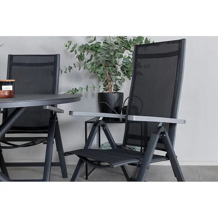 Ebuy24 Gartentisch-Set Alma - Gesamtumfang: 7 -tlg., L x B x H: 120 x 120 x 75 cm, Ø x H: 120 x 75 cm, Aintwood, Aluminium, Textil Aluminium, Stapelbar - Dunkelgraue Gartenstühle mit schwarzem Netzgewebe und passendem Rundtisch. Die Stühle haben verstellbare Aluminiumrahmen.