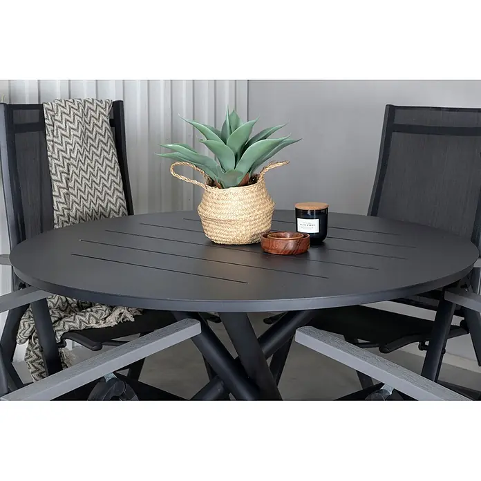 Ebuy24 Gartentisch-Set Alma - Gesamtumfang: 7 -tlg., L x B x H: 120 x 120 x 75 cm, Ø x H: 120 x 75 cm, Aintwood, Aluminium, Textil Aluminium, Stapelbar - Runder dunkelgrauer Gartentisch mit Stühlen, dekoriert mit Pflanze, Kerze und Decke.