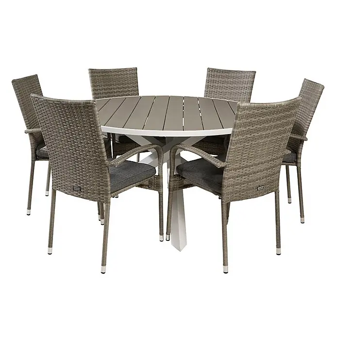 Ebuy24 Gartentisch-Set Parma - Gesamtumfang: 7 -tlg., L x B x H: 140 x 140 x 73 cm, Ø x H: 140 x 73 cm, Rattan, Stahl Aintwood, Aluminium, Stapelbar - Outdoor-Essgruppe mit rundem weißen Tisch mit grauer Lattenplatte und sechs grauen Rattan-Stühlen mit dunkelgrauen Kissen.