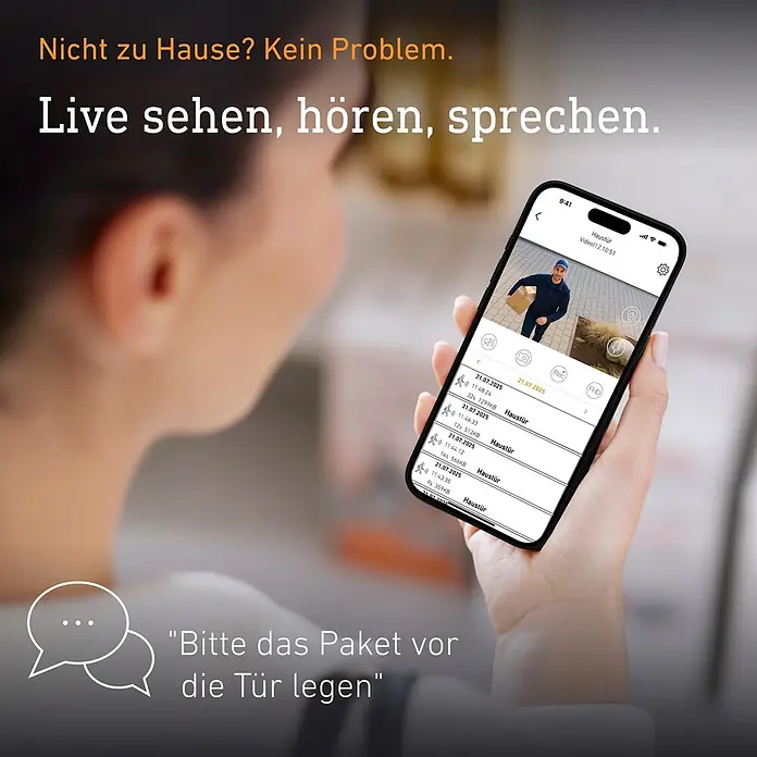 Steinel LED-Sensor-Außenwandleuchte L 625 CAM SC - 14 W, L x B x H: 13,1 x 7,8 x 30,5 cm, Anthrazit/Weiß, Warmweiß - Eine Hand hält ein Smartphone mit Live-Video einer Türklingel-Kamera und einer Nachricht für den Paketboten.