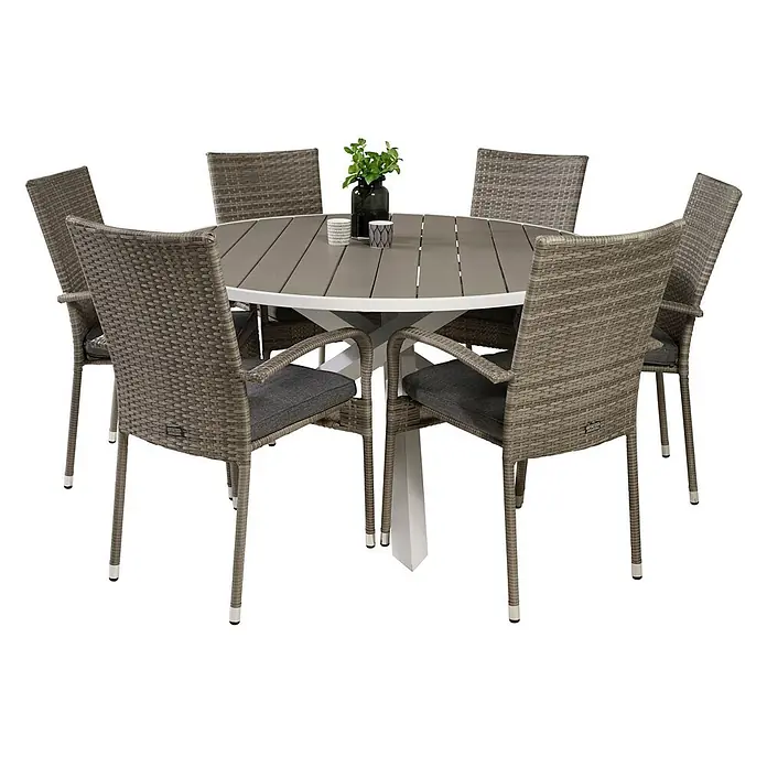 Ebuy24 Gartentisch-Set Parma - Gesamtumfang: 7 -tlg., L x B x H: 140 x 140 x 73 cm, Ø x H: 140 x 73 cm, Rattan, Stahl Aintwood, Aluminium, Stapelbar - Runder grauer Latten-Gartentisch mit sechs grauen Rattan-Stühlen und dunkelgrauen Kissen.