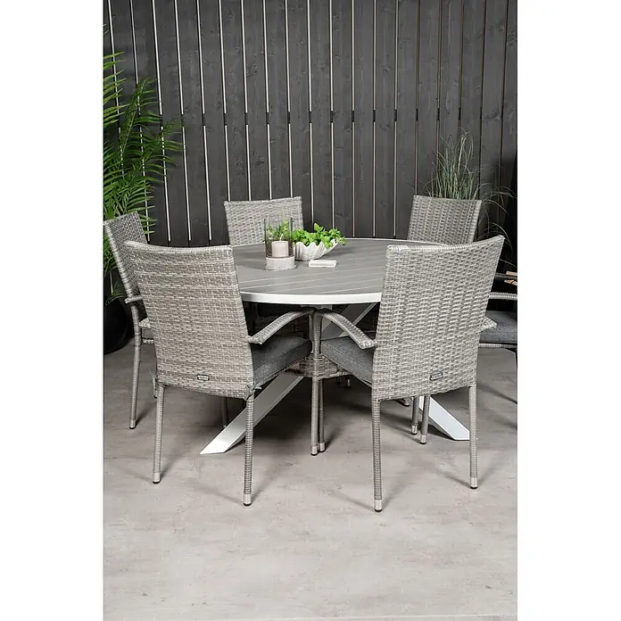 Ebuy24 Gartentisch-Set Parma - Gesamtumfang: 7 -tlg., L x B x H: 140 x 140 x 73 cm, Ø x H: 140 x 73 cm, Rattan, Stahl Aintwood, Aluminium, Stapelbar - Graues Outdoor-Essgruppe mit rundem Tisch mit Lattenplatte und grauen Rattan-Sesseln mit dunklen Polstern.