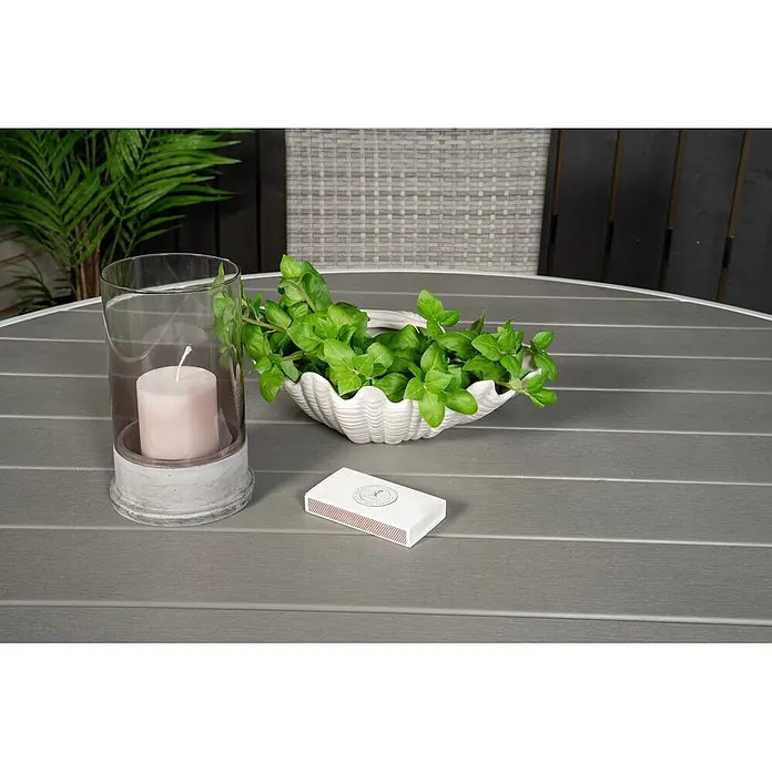 Ebuy24 Gartentisch-Set Parma - Gesamtumfang: 7 -tlg., L x B x H: 140 x 140 x 73 cm, Ø x H: 140 x 73 cm, Rattan, Stahl Aintwood, Aluminium, Stapelbar - Grauer Latten-Gartentisch mit Windlicht, Muschelschale mit Pflanzen und Streichholzschachtel für Außenambiente.