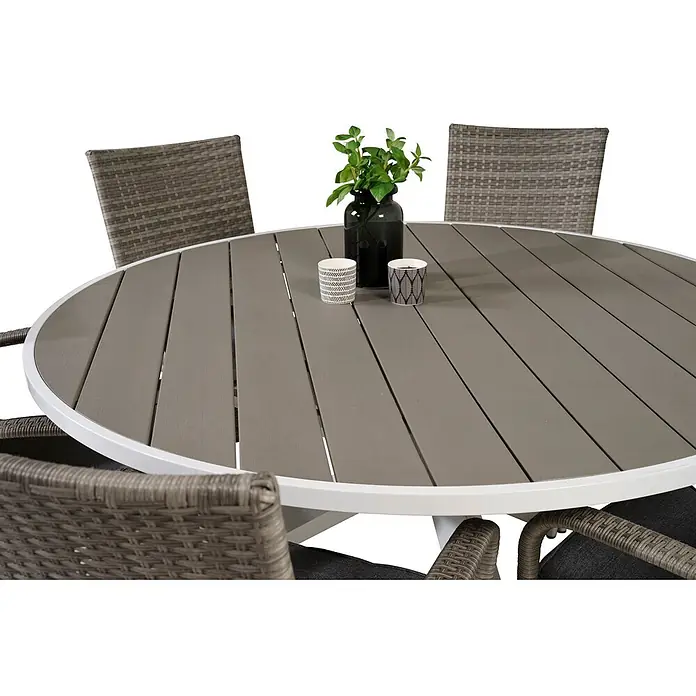 Ebuy24 Gartentisch-Set Parma - Gesamtumfang: 7 -tlg., L x B x H: 140 x 140 x 73 cm, Ø x H: 140 x 73 cm, Rattan, Stahl Aintwood, Aluminium, Stapelbar - Runder Outdoor-Esstisch mit grauer Lamellentischplatte, weißem Gestell und geflochtenen Stühlen. Vase und Tassen auf dem Tisch.