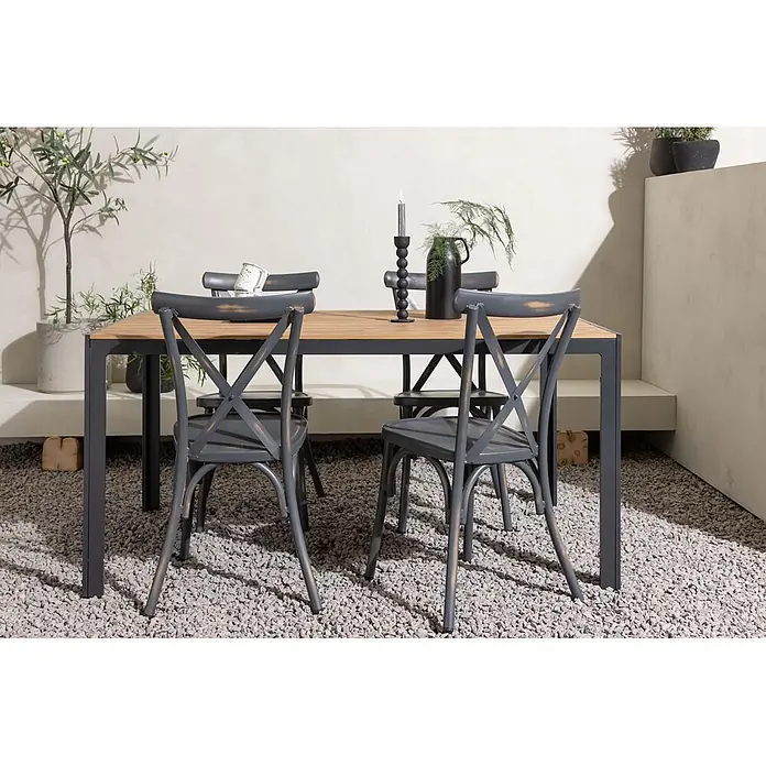 Ebuy24 Gartentisch-Set Break - Gesamtumfang: 5 -tlg., L x B x H: 90 x 150 x 74 cm, Ø x H: 90 x 74 cm, Aluminium, Kunststoff, Stapelbar - Outdoor-Essgruppe: Holztisch mit dunkelgrauem Metallrahmen und vier dunkelgrauen, patinierten Stühlen mit X-Lehne auf Kies.