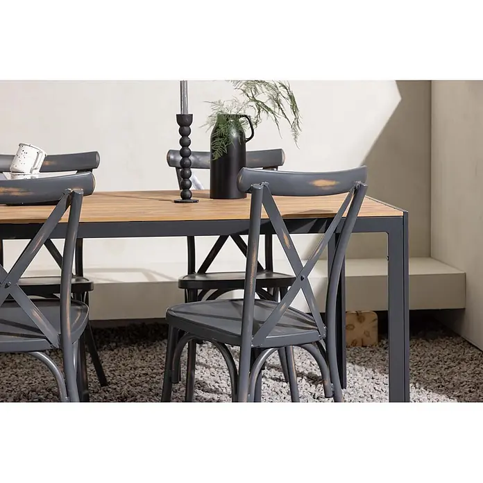 Ebuy24 Gartentisch-Set Break - Gesamtumfang: 5 -tlg., L x B x H: 90 x 150 x 74 cm, Ø x H: 90 x 74 cm, Aluminium, Kunststoff, Stapelbar - Esszimmertisch aus Holz mit Metallrahmen und grauen X-Rücken-Stühlen in Used-Optik im Freien.