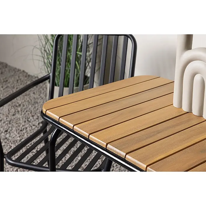 Ebuy24 Gartentisch-Set Holmbeck - Gesamtumfang: 3 -tlg., L x B x H: 70 x 88 x 74 cm, Ø x H: 88 x 74 cm, Akazie Stahl Aluminium, Stapelbar - Hellbrauner Outdoor-Tisch mit Holzlattenplatte und schwarzem Metallrahmen auf einer Kiesterrasse.